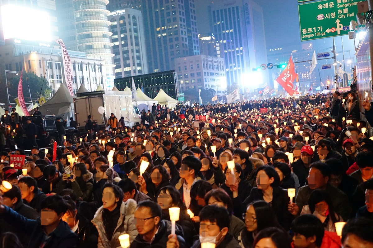  12일 6시 20분 광화문 광장에 모인 시민들