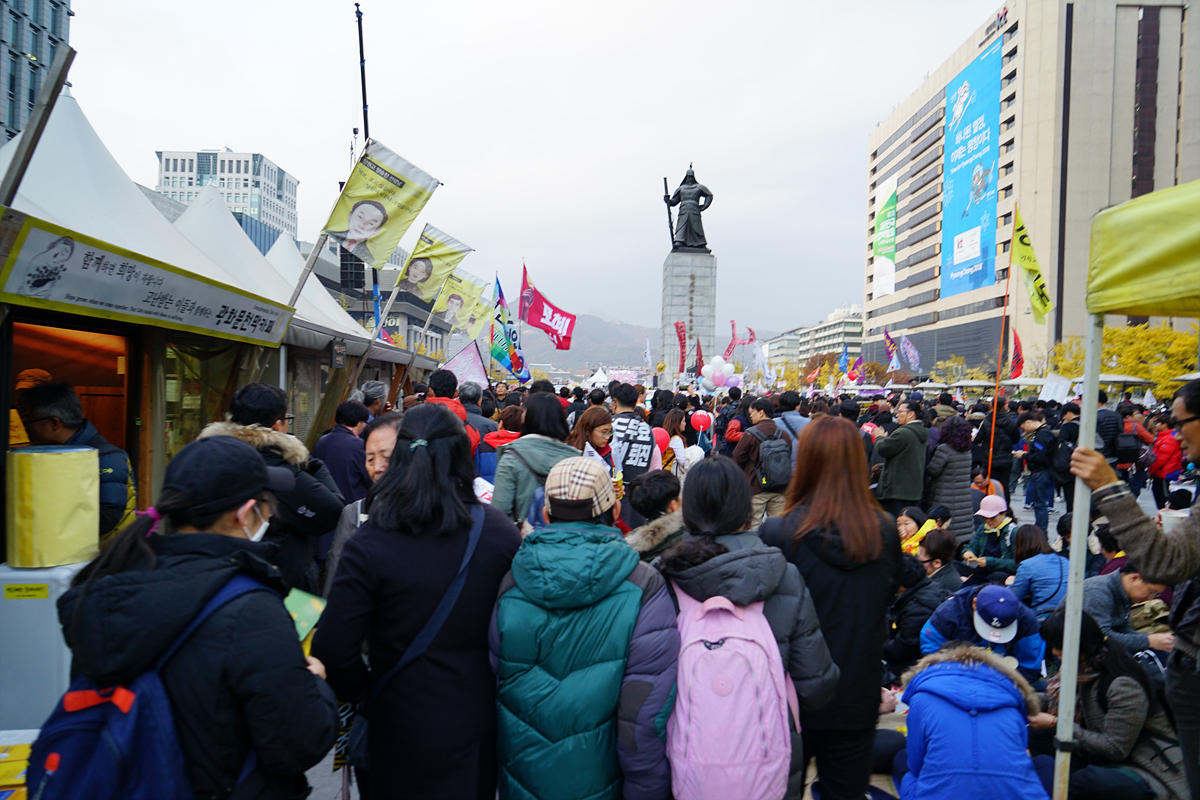  오후 4시 50분 광화문 광장에 모인 시민들