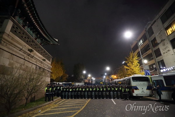 박근혜 퇴진 민중총궐기 대회가 열린 지난 12일 오후 청와대로 향하는 동십자각 부근에서 경찰이 폴리스라인과 차벽을 설치하고 있다.