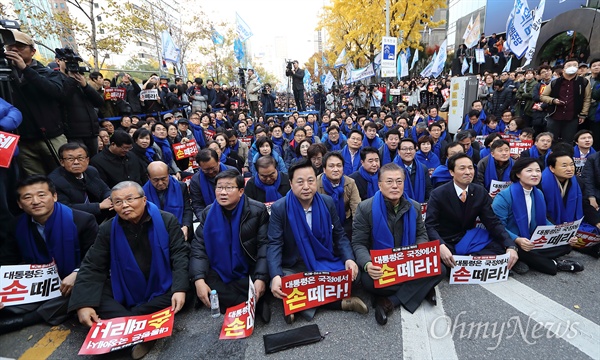 더불어민주당 추미애 대표, 우상호 원내대표, 문재인 전 대표, 김종인 전 대표와 의원, 당원들이 12일 오후 청계천 무교동네거리에서 당원 결의대회를 열고 비선실세 국정농단 사태 관련 박근혜 대통령이 국정에서 손 뗄 것을 촉구하고 있다.