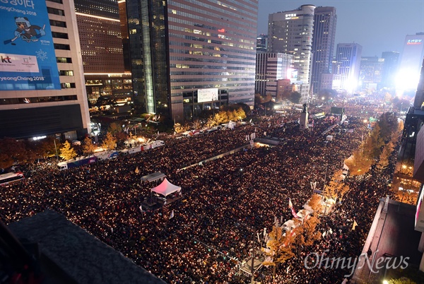 '박근혜 퇴진'을 요구하는 민중총궐기 대회가 지난 12일 서울 세종로, 태평로 일대에서 열린 가운데 수십만의 참가자가 촛불을 밝히고 있다.
