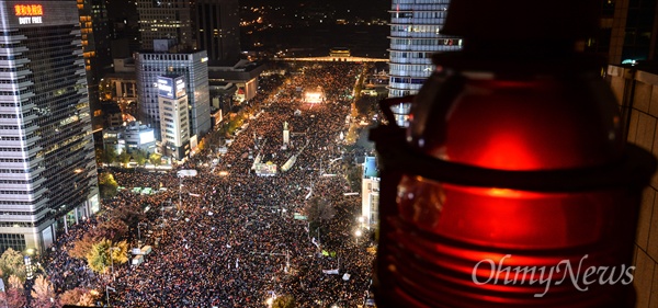 '박근혜 퇴진'을 요구하는 민중총궐기 대회가 12일 서울 세종로, 태평로 일대에서 열린 가운데 수십만의 참가자가 촛불을 밝히고 있다. 