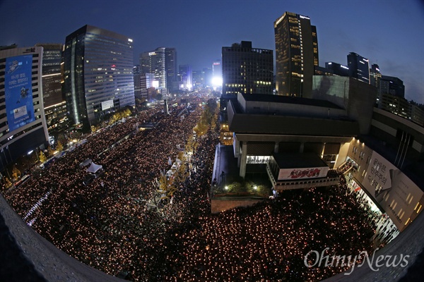 박근혜 대통령 퇴진을 요구하는 민중총궐기 대회가 열린 지난 12일 오후 촛불을 든 시민들이 서울 광화문광장에서 시청광장을 가득 메우고 있다. 