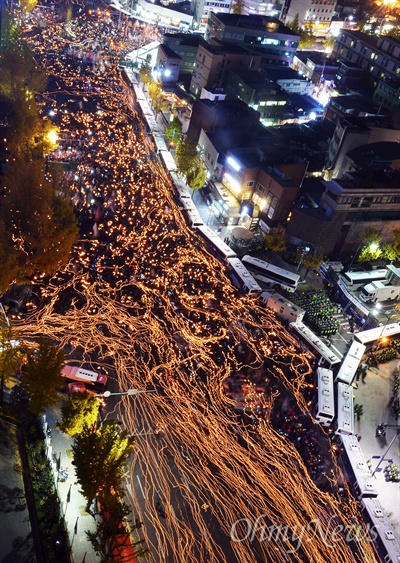  '최순실 게이트 진상규명과 박근혜 대통령 퇴진 촉구 3차 촛불집회'가 열린 12일 오후 시민들의 행진이 시작된 가운데 서울 경복궁 인근 청와대로 향하는 길이 경찰차벽에 막혀있다. 