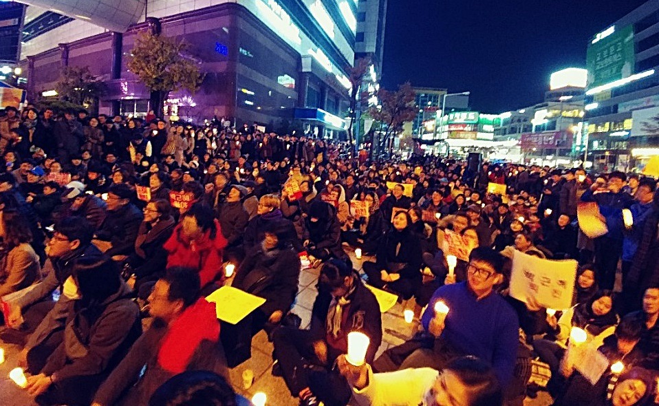 촛불행동에 참여한 인원이 1200여명으로 늘어났다.  