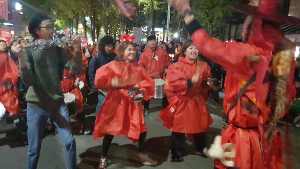 브라질 악기 연주자들이 '박근혜 퇴진'을 외치며 서울시청 뒷길을 행진하고 있다.
