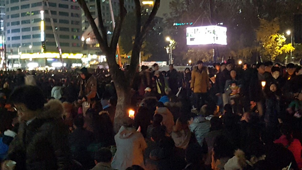서울광장에 모인 시민들이 밤늦게까지 자리를 뜨지 않고 대형화면에 비춰진 오마이TV 생중계를 시청하고 있다.