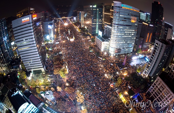'박근혜 퇴진'을 요구하는 민중총궐기 대회가 지난 2016년 11월 12일 서울 세종로, 태평로 일대에서 열린 가운데 수십만의 참가자가 촛불을 밝히고 있다.