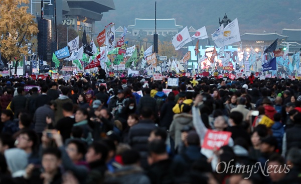 12일 오후 서울시청 앞에서 열린 민중총궐기 대회를 마친 노동자, 농민, 시민들이 '박근혜 퇴진', '박근혜 하야'를 외치며 광화문광장을 향해 행진하고 있다.