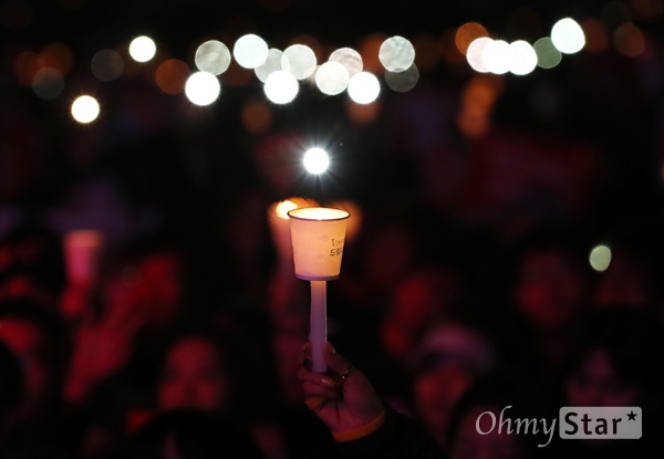 12일 오후 서울 광화문광장에서 열린 민중총궐기 대회에서 시민들이 '박근혜 하야'를 촉구하고 있다.
