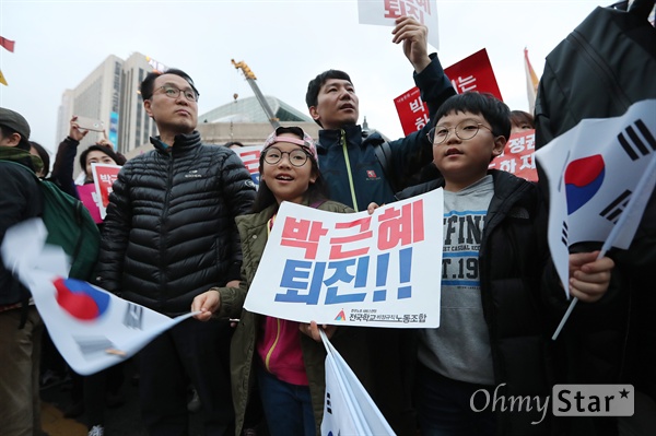 민주주의 학습장 된 광장 서울 광화문광장에서 열린 범국민행동에 태극기를 든 어린이들이 참여하고 있다.