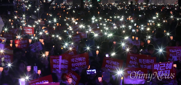 지난 12일 오후 서울 광화문광장에서 열린 민중총궐기 대회에서 시민들이 '박근혜 하야'를 촉구하고 있다.