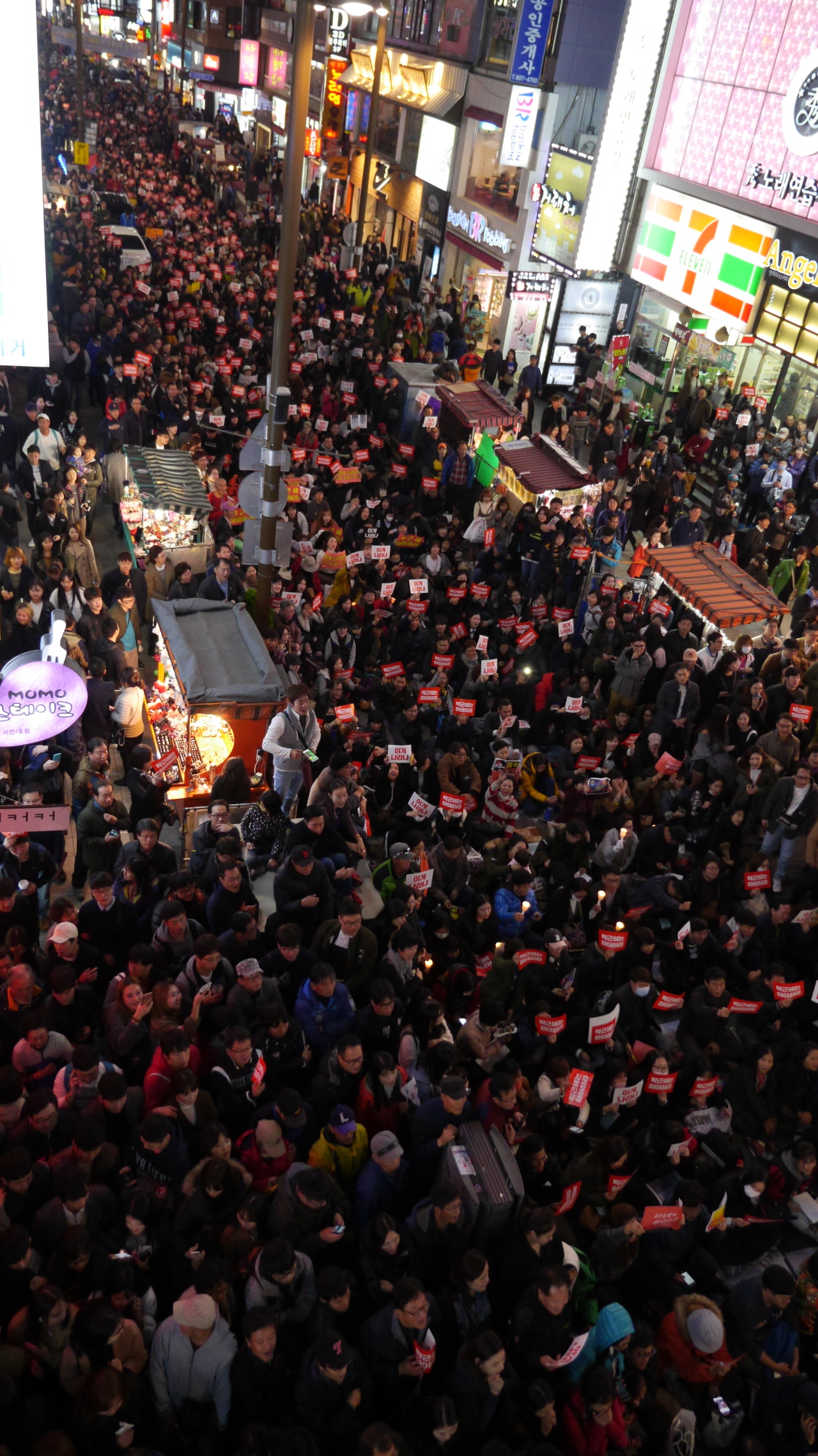  30년만의 최대 집회 인원인 3만명의 부산 시민이 서면 거리를 가득 메웠다. 