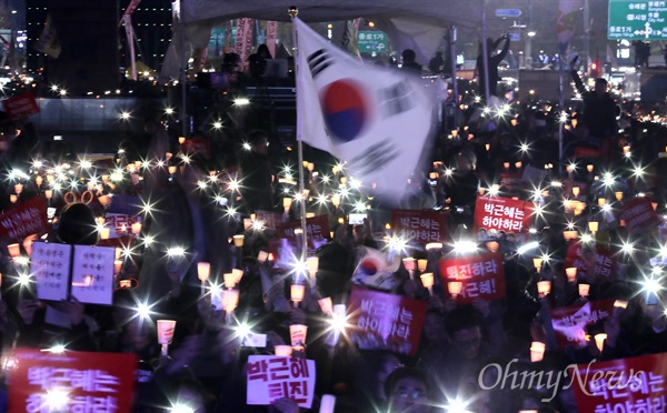 12일 오후 서울 광화문광장에서 열린 민중총궐기 대회에서 시민들이 '박근혜 하야'를 촉구하고 있다.