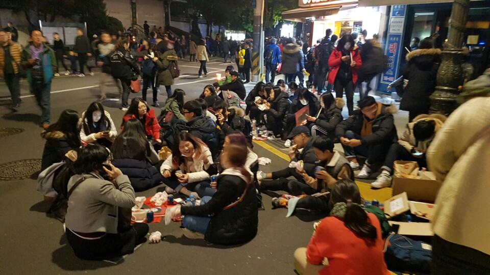 울산에서 올라와 민중총궐기에 참가한 학생들이 종로구청 사거리에 앉아 햄버거로 저녁을 때우고 있다.