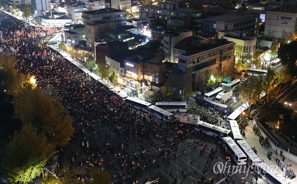 12일 오후 박근혜 대통령의 퇴진을 촉구하며 촛불을 들고 청와대로 향하던 시민들이 경복궁역 인근에서 경찰 차벽에 막혀 있다. 