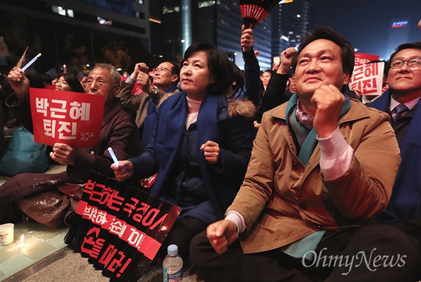 더불어민주당 추미애 의원과 안민석 의원이 12일 오후 서울 광화문광장에서 열린 민중총궐기 대회에서 '박근혜 퇴진'을 촉구하고 있다.