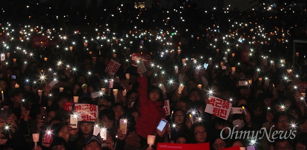 12일 오후 서울 광화문광장에서 열린 민중총궐기 대회에서 시민들이 '박근혜 퇴진'을 촉구하고 있다.