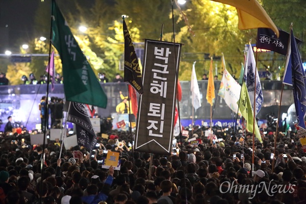  '비선실세 국정농단' 사태 관련 민중총궐기와 #내려와라_박근혜 3차 범국민행동이 열린 12일 오후부터 시작해 자정을 넘겨 청와대 부근 경복궁역에서 경찰과 대치하는 시민들이 "박근혜 퇴진"을 요구하고 있다.