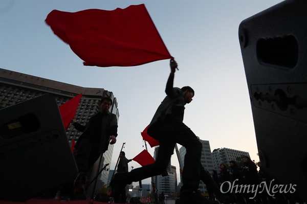 지난 11월 12일 오후 서울시청 광장에서 열린 민중총궐기 대회에서 깃발공연이 펼쳐지고 있다. 