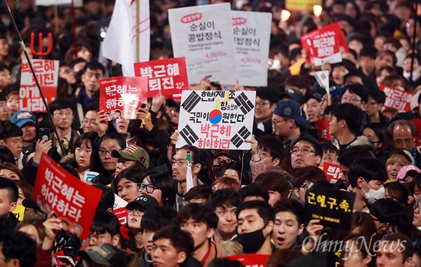 지난 13일 오전 서울 종로구 경복궁역 앞에서 '박근혜 하야하라! 3차 범국민행동 촛불문화제'에 참가한 학생과 시민들이 '최순실 게이트'로 불거진 국정농단 사태에 대해 박근혜 대통령의 하야를 촉구하며 청와대 행진을 시도하고 있다.