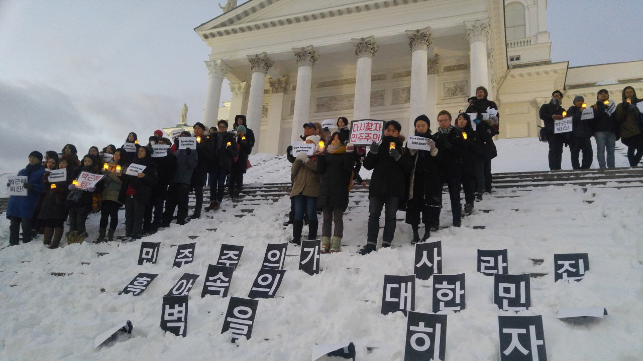 민주주의가 사라진 흑야속의 대한민국 헬싱키 대성당 앞 계단에서 교민들이 촛불을 들었다.