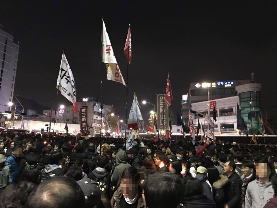 12일 '민중총궐기'에 전국에서 모인 국민들이 행진하고 있다