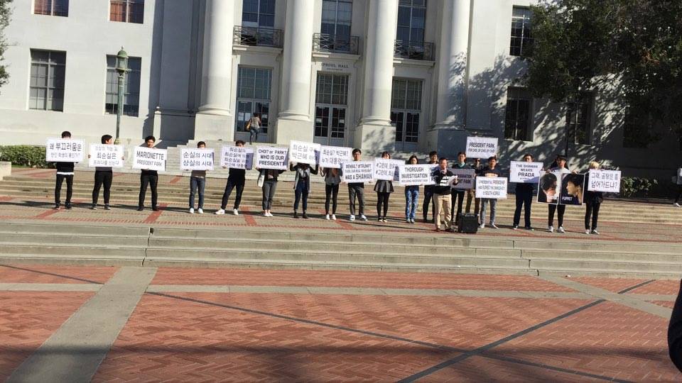 UC버클리 한인학생들이 시국선언문을 발표하고 박근혜 대통령 퇴진을 요구하는 시위를 벌이고 있다.