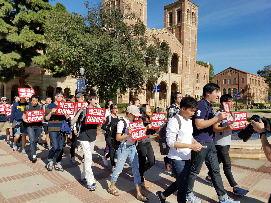 UCLA 학생들이 시국선언 후 캠퍼스를 돌며 가두시위를 벌이고 있다.