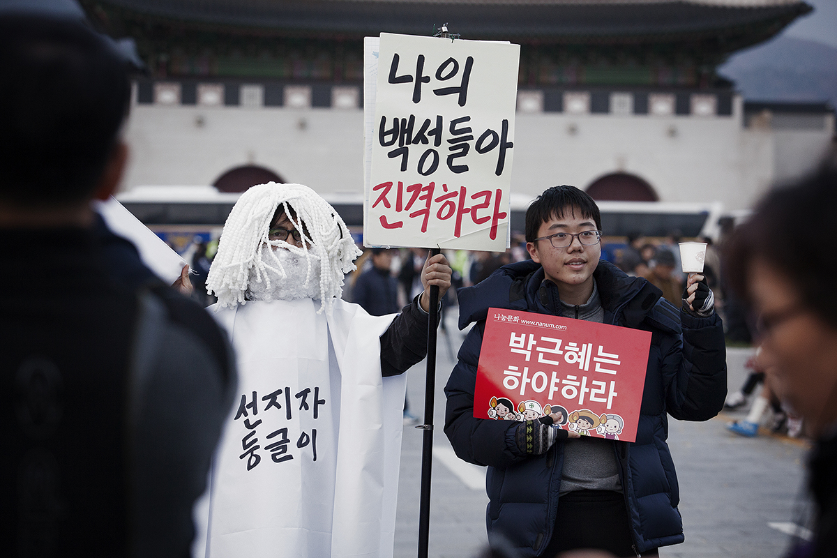 선지자 동글이! 분노와 재치가 절묘하게 혼합된 이 집회는, '하야'를 촉구하기 위한 시위이기 이전에 국민이 주인된 축제였다.