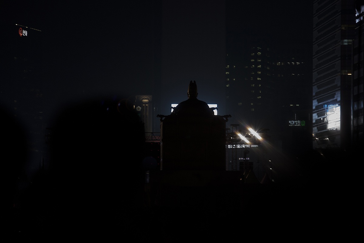 성군은 어디에? 민중총궐기 대회가 개최중인 광화문 광장에서 본 세종대왕 동상의 뒷모습