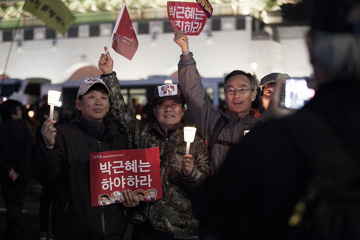 모두가 외치는 '하야!' 한 자리에 모여든 시민들은 남녀노소 구분 없이 일제히 하야를 외쳤다.