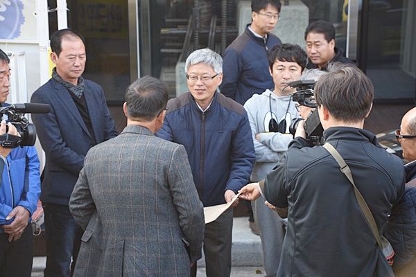  한수원 영덕지사 관계자에게 주민들의 뜻이 담긴 서한을 전달하고 있다