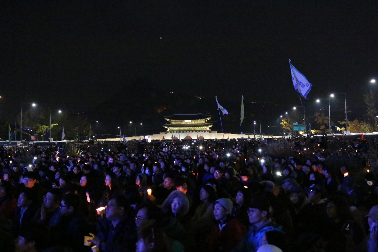 광화문 북측광장에 앉아 촛불집회 참가 중인 시민들