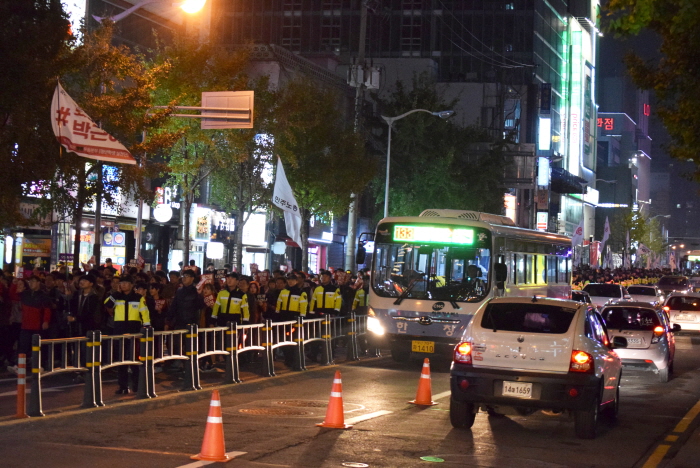 5천여명이 함께 외친 '박근혜 하야' 구호에 맞춰 지나는 차량들이 경적으로 응원을 보내 주었다.

