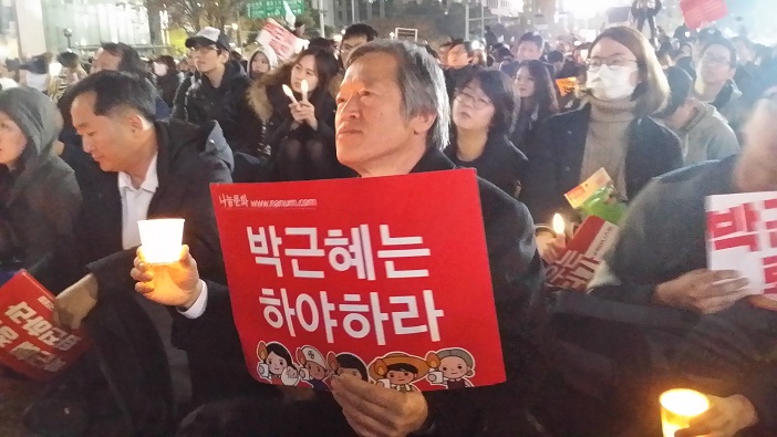 강원대 삼척갬퍼스의 성원기 교수 탈핵 서울길 순례를 마치고 함께 민중총궐기대회에 참석하고 있는 '삼척핵발전소 반대투쟁위원회'의 공동 대표 성원기 교수