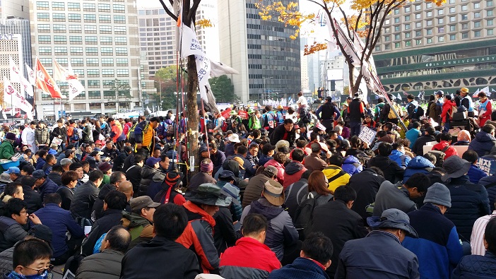 민주노총의 '퇴진 총파업' 선언 민주노총은 13대 요구안을 내걸고 조합원들의 서울시청 앞에서의 결의대회와 청와대를 향해서 박근혜 퇴진을 외치면서 행진하였다.