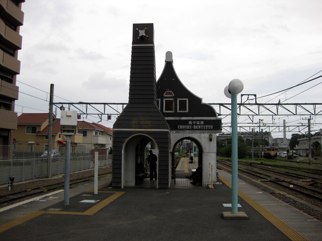  JR초시역과 연결된 초시전기철도역 입구.