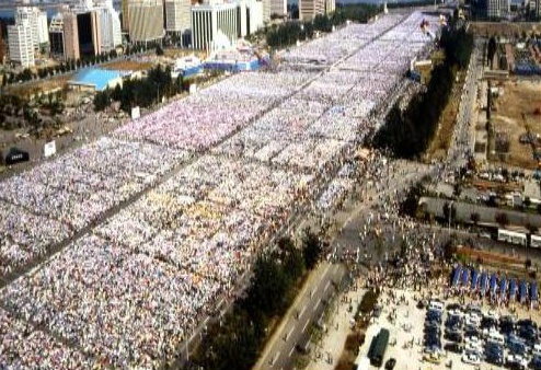 1989년 교황 방문시 65만 명이 여의도에 모인 사진. 박사모는 이 사진을 근거로 지난 12일 민중총궐기 촛불집회 참여인원이 10만명이라고 주장했다