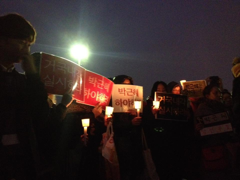 시민들이 촛불을 들고 '대한민국 헌법 1조'를 부르고 있다.