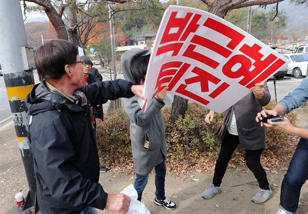 박정희 생가 앞에서 '충돌' 14일 오전 '박정희 전 대통령 탄생 99주년 숭모제'가 열린 경북 구미시 상모사곡동 박 전 대통령의 생가 앞에서 한 시민이 '박근혜 퇴진'이란 피켓을 들고 시위를 하자 박사모 회원 등이 이를 저지하며 충돌하고 있다