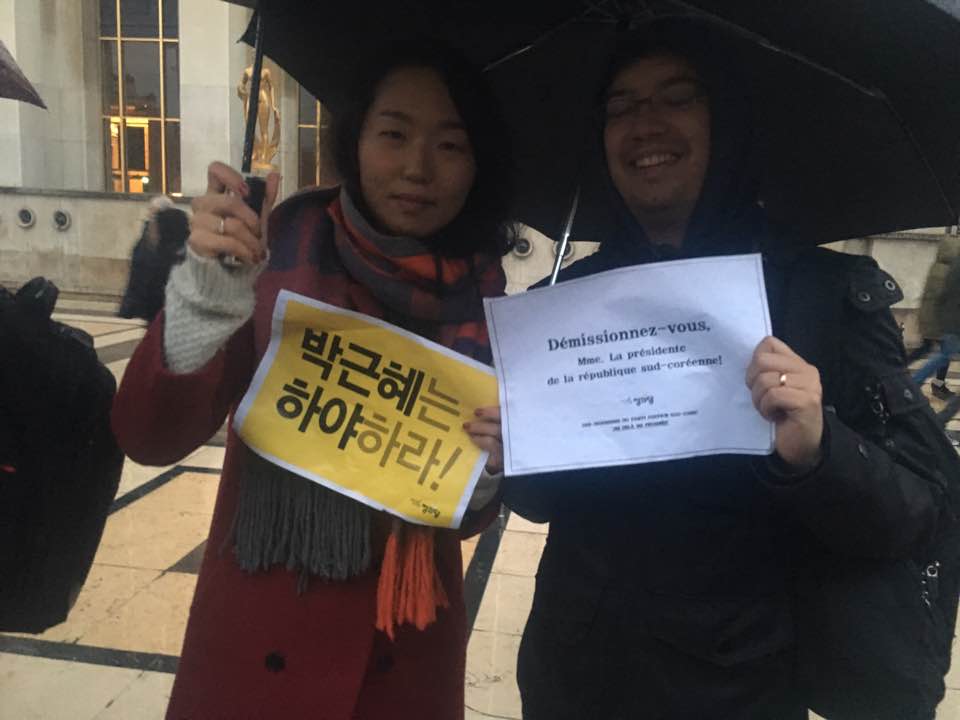 시민들이 정의당에서 제작한 한국어 피켓과 당 내 청년 모임에서 제작한 프랑스어 피켓을 들고 박근혜 퇴진을 말하고 있다.