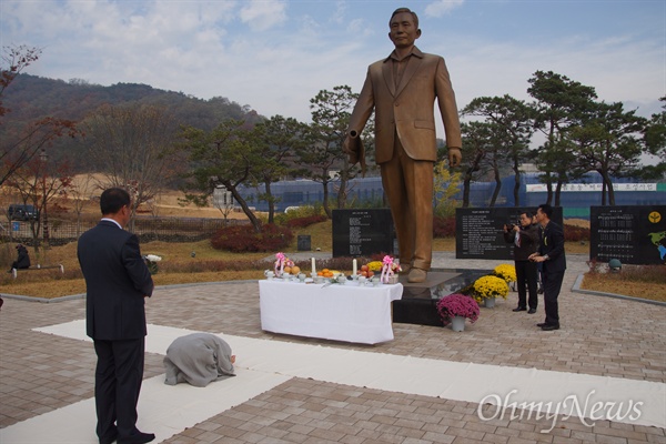 박정희 전 대통령 기념식에 참석한 한 시민이 박 전 대통령 동상 앞에서 큰절을 올리고 있다.