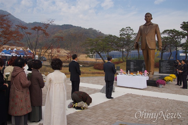 지난 14일 박정희 전 대통령 기념식에 참석한 추모자들이 박 전 대통령 동상 앞에서 큰절을 올리고 있다.