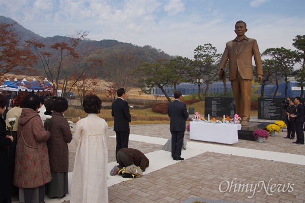  지난 14일 박정희 전 대통령 기념식에 참석한 추모자들이 박 전 대통령 동상 앞에서 큰절을 올리고 있다.