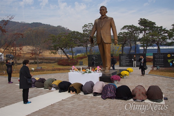 박정희 전 대통령 기념식에 참석한 참석자들이 박 전 대통령 동상 앞에서 큰절을 올리고 있다.