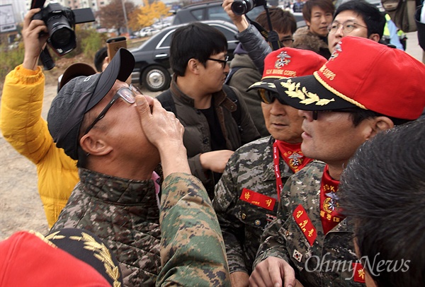 [오마이포토] "박근혜 퇴진" 입 틀어막은 보수단체 