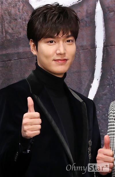 '푸른 바다의 전설' 이민호, 인어에 빠진 상남자 14일 오후 서울 논현동의 한 호텔에서 열린 SBS드라마스페셜 <푸른 바다의 전설> 제작발표회에서 배우 이민호가 포토타임을 갖고 있다. <푸른 바다의 전설>은 바다에서 도시로 올라온 성격 있는 인어(전지현 분)와 거짓말과 임기응변의 결정체인 남자 인간(이민호 분) 사이에 펼쳐지는 팽팽하고 치열하고 애틋한 러브스토리다. 16일 오후 10시 첫 방송.