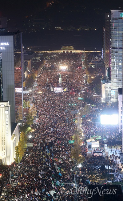 '박근혜 퇴진' 외친 100만 촛불 박근혜 대통령 퇴진을 요구하는 민중총궐기 대회가 열린 12일 세종로에서 태평로로 까지 가득메운 시민들이 촛불을 들고 있다.