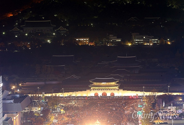박근혜 대통령 퇴진을 요구하는 민중총궐기 대회가 열린 12일 광화문앞까지 가득메운 시민들이 촛불을 들고 있다. 뒤로 청와대가 보인다.